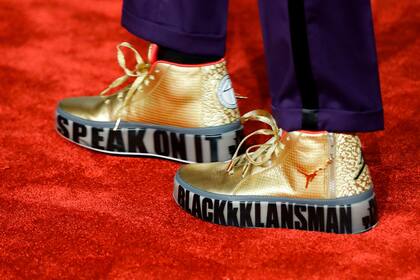 Spike Lee pisando fuerte en la alfombra de los BAFTA. El director de El infiltrado del KKKlan utiliza su calzado para promocionar su película y animar a que se hable de ella. La estrategia funcionó: ganó mejor guión adaptado