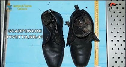 Los zapatos de vestir que llevaba el hombre