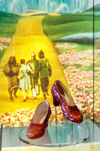 Los zapatos del personaje de Dorothy, de la película El mago de Oz, están considerados entre los objetos más icónicos de la historia del cine 