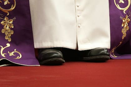 Los zapatos negros del papa Francisco, gastados de subir y bajar del papamóvil y de ir de un lado a otro en el Vaticano