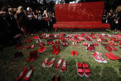 Los zapatos rojos convertidos en un símbolo de la violencia contra las mujeres