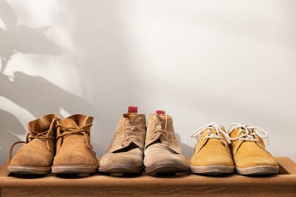 Los zapatos y ropa de gamuza clara no es tan fácil de limpiar