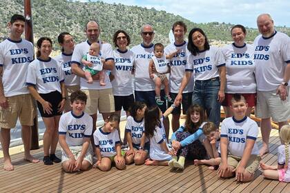 Los Zuckerberg el 16 de junio pasado celebraron a bordo el 70° cumpleaños de Edward, el padre del empresario, e hicieron remeras alusivas (en el centro junto a su mujer, Karen Kempner, y rodeado por sus hijos Mark. Randi, Donna y Arielle, yernos y nietos).