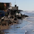 Un balneario que disfrutó de playas amplias, ahora tiene el mar en la primera línea de casas