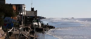 Un balneario que disfrutó de playas amplias, ahora tiene el mar en la primera línea de casas