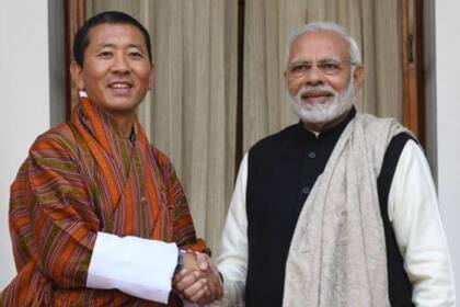 Lotay Tshering (izquierda) se reunió con el primer ministro de la India, Narendra Modi, en 2018: los países tienen vínculos históricamente estrechos