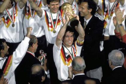 Lothar Matthaus, el capitán de Alemania, eleva la Copa del Mundo tras la final de Italia 90; Franz Beckenbauer se convierte en uno de los pocos campeones como futbolista y como seleccionador.