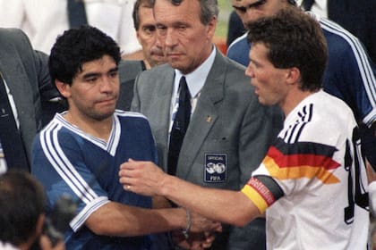 Lothar Matthäus saluda a Diego Maradona tras la final de Italia 90; el respeto del capitán alemán ante las lágrimas del Diez