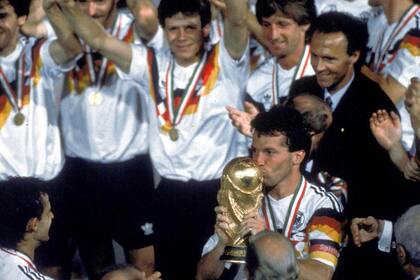Lothar Mattheus con la Copa del Mundo