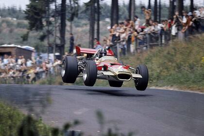 Lotus 49. Chapman también fue pionero en el marketing, pintando sus autos con los colores de su sponsor; aquí, Graham Hill en el aire en Spa