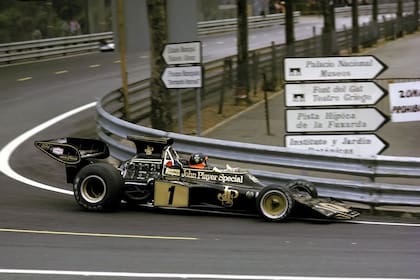 Lotus 72. Otro auto que revolucionó la Fórmula en 1970; aquí al comando del gran Emerson Fittipaldi en Montjuich