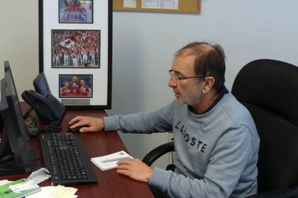 El francés Louis Borfiga, director del Centro Nacional de Tenis de Canadá, en su oficina, desde donde planifica todo