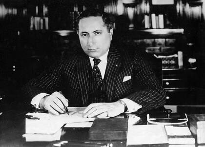 Louis Burt Mayer, nacido en Rusia (1885-1957), estableció una cadena de salas de cine en Estados Unidos antes de pasar a la producción en 1915; fundó Metro-Goldwyn-Mayer Corporation en 1924, el estudio que se vanagloriaba de tener "más estrellas que en el cielo". Desde que adquirió la ciudadanía norteamericana festejaba su cumpleaños cada 4 de julio, día de la independencia de su país adoptivo