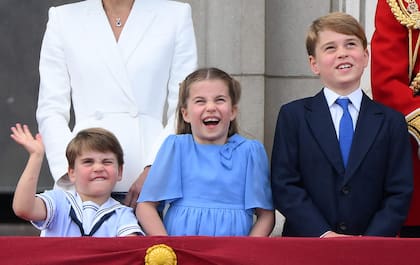 Louis, Charlotte y George, en el balcón del Palacio de Buckingham 