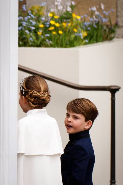 Louis, de cinco años, llevó un look de Dege and Skinner: túnica Hainsworth Garter Blue Doeskin con adornos de encaje en el cuello, los puños y la parte delantera.
