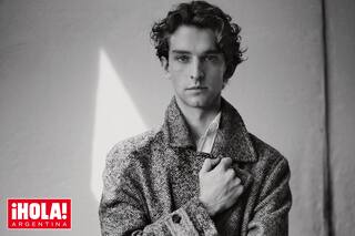 Trabajó en la serie Bridgerton y ahora encarna un papel que curiosamente se mezcla con su historia personal