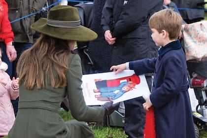 Louis se mostró encantado con la multitud y hasta se animó a recibir algunos regalos.