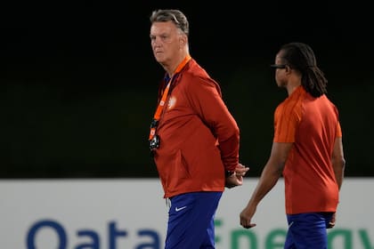 Louis Van Gaal con su ayudante Edgar Davids, uno de los motores de una época en la que el fútbol del entrenador era más apreciado en su país