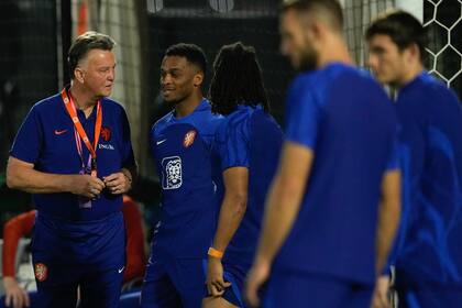 Louis van Gaal, con sus jugadores, en la Universidad de Qatar
