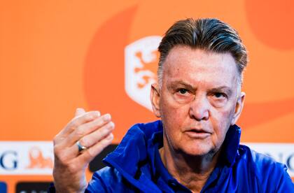 Louis Van Gaal, entrenador del seleccionado holandés, entregó una lista preliminar con 39 nombres