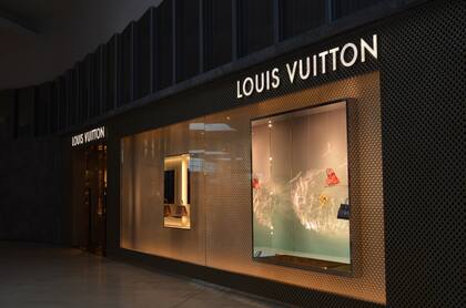 Durante la pandemia, Louis Vuitton incursionó en la producción de protectores faciales de lujo