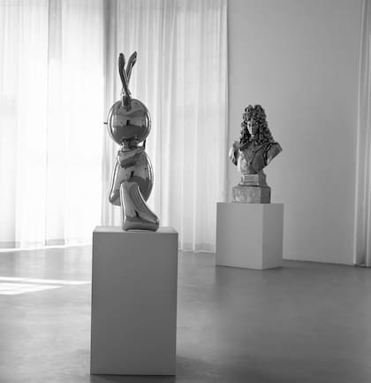 "Louis XIV" con "Rabbit", ambas realizadas en 1986 por Jeff Koons en acero inoxidable