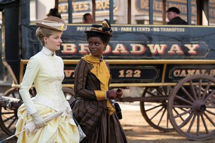 Louisa Jacobson y Denée Benton en la Broadway de fines de siglo XIX, en la suntuosa reconstrucción de la serie