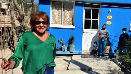 Louise Gilliam, de Casita Linda, frente a la casa construida para Jazmín Yanet Ramírez y su familia