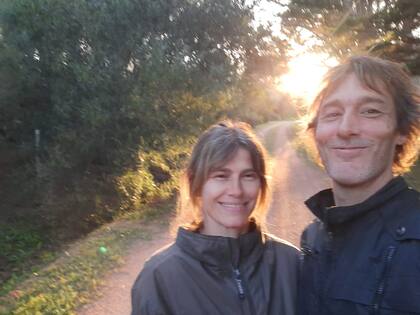 Louise Rhodes y Martín Wilson, dos emprendedores argentinos, hijos de ingleses, que se lanzaron a fabricar las shepherd’s huts, o casas de pastores