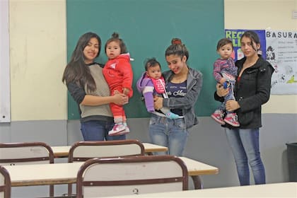 Lourdes, Agustina y Araceli (de izq. a derecha) asisten a la Escuela de Educación Media N° 3, del barrio de La Boca