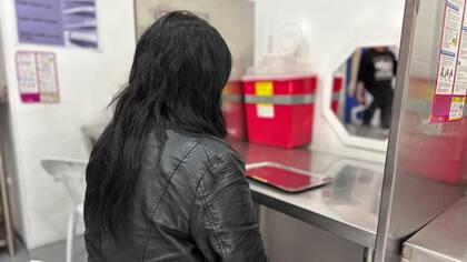 Lourdes Camargo, sentada en uno de los cubículos de consumo