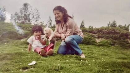 Lourdes con su primera mascota y su mamá