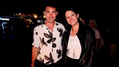 Lourdes Migliónico Grezzi, Directora de Marketing de Grupo ST - Life Seguros, junto a Agustín Neglia, uno de los embajadores de la marca en este verano.