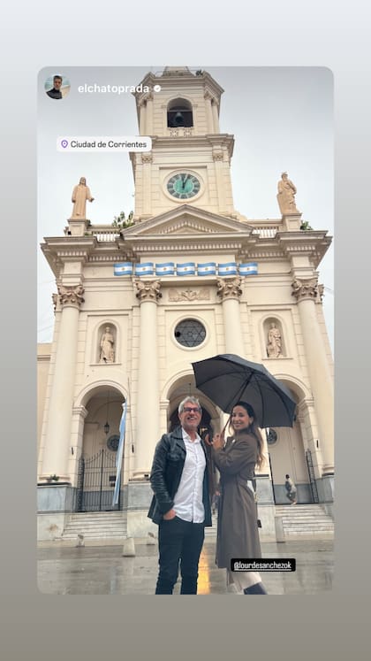 Lourdes Sánchez y el Chato Prada posaron juntos en la plaza principal de Corrientes con motivo de los festejos por el 25 de Mayo