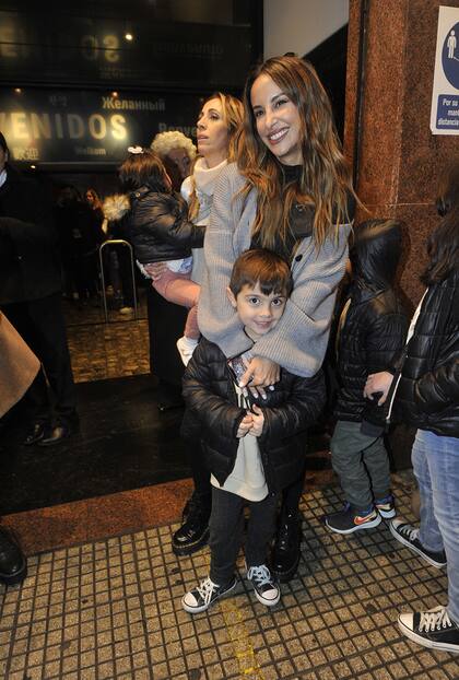Lourdes Sánchez y su hijo Valentín se encontraron con Paula Varela, que llegó al Luna Park con sus hijos Benicio y Amanda