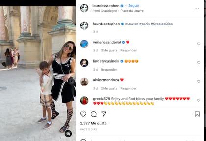 Lourdes Stephen posa en París junto a su hijo