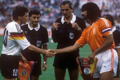 Loustau, testigo del saludo entre Lothar Matthäus y Ruud Gullit, antes del Alemania-Holanda del Mundial Italia 90