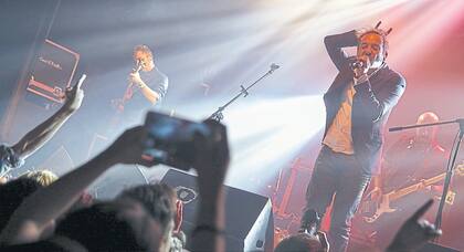 Love of Lesbian, al promediar su concierto en Niceto
