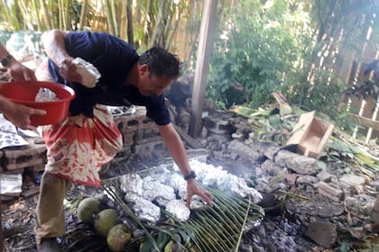 Lovo. Hacen un agujero en la tierra, calientan las piedras y cocinan pollo, cassava, pescado; todo con leche de coco y ananá. Los tapan con palmas tejidas. Se come en días festivos.