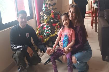 Luana, con su mamá y su papá.