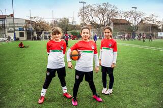 Impulsado por los colegios bilingües y con competencias oficiales, crece el fútbol infantil femenino