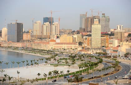 Luanda, la capital de Angola, es una ciudad portuaria ubicada en la costa occidental del sur del continente africano.