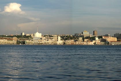 Luanda, vista desde el Atlántico: la capital de Angola se prepara para recibir a la comitiva de Cristina Kirchner