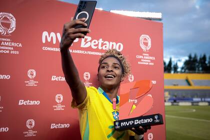 Luany de Brasil celebra con el premio MVP Betano durante un partido de la Conmebol Copa América Femenina 2025™.