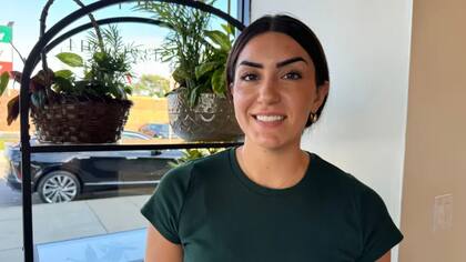 Lubna Faraj compra flores para asistir a las personas desplazadas por la guerra en Medio Oriente