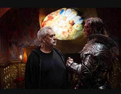 Luc Besson y Caleb Landry Jones, personificado como Drácula, en un alto del rodaje