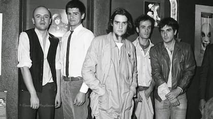 Segunda alineación de la banda argentina de rock Sumo. De izquierda a derecha, Luca Prodan, Alejandro Sokol, Roberto Pettinato, Germán Daffunchio y Diego Arnedo