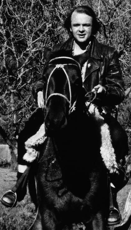 Luca Prodan recién llegado a Córdoba, Argentina, donde fue invitado por su amigo Timmy McKern