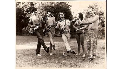 Primera formación de la banda de rock argentina Sumo, en 1981. De izquierda a derecha, Alejandro Sokol, Ricardo Curtet (renombrado Curte), Germán Daffunchio, Stephanie Nuttal y Luca Prodan