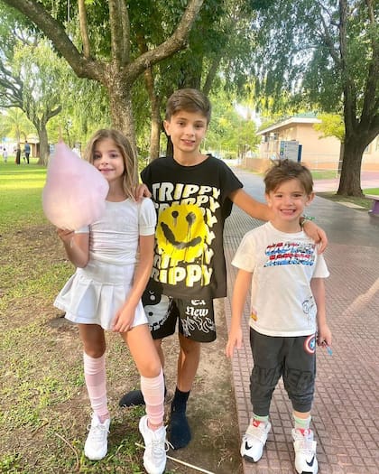Luca con sus hermanos, Bautista y Sofía (Foto: Instagram @lucasantinopini)